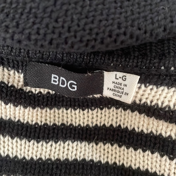 BDG OverSized, 100% Cotton, Stripes, Cream & Black Sweater V-Neck - Picture 4 of 9